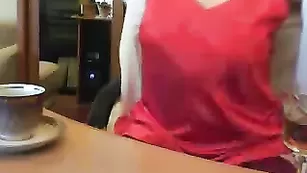 Пошлая блудница мастурбирует секс игрушкой