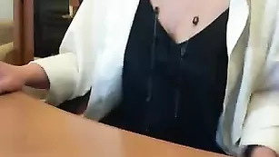 Пошлая блудница мастурбирует секс игрушкой