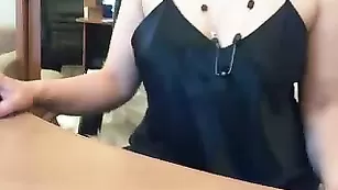 Пошлая блудница мастурбирует секс игрушкой