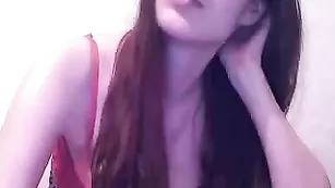 Аппетитная Jaguara обнажает пышные формы