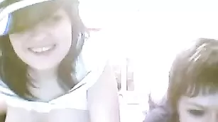 Озабоченные телки показывают натуральные сиськи