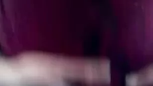 Шикарная дамочка обнажает большие сиськи