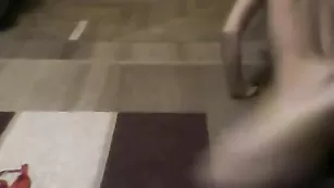 Горячая сучка SexyLeksi ласкает сочную письку
