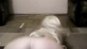 Горячая сучка SexyLeksi ласкает сочную письку