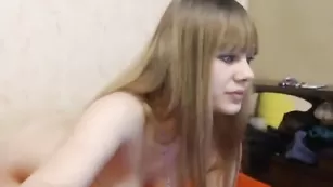 Молодая красавица queeenofhearts показывает сисечки