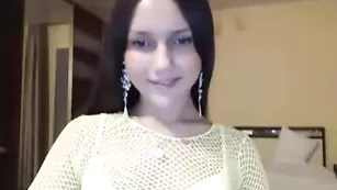 Юная сучка vipkiska4u танцует стриптиз