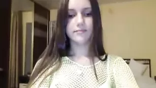 Юная сучка vipkiska4u танцует стриптиз