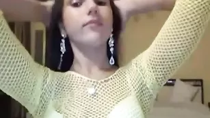 Юная сучка vipkiska4u танцует стриптиз