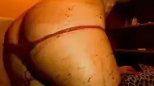 Извращенка sashkkka обливается кофе