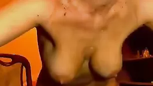 Извращенка sashkkka обливается кофе