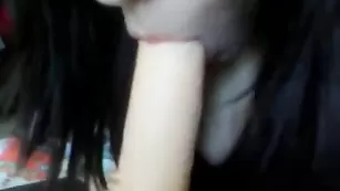 Симпатичная девчонка мастурбирует бритую писечку