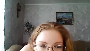 Горячая рыжая сучка ласкает соски
