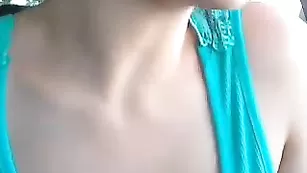Нежная телочка loverhia дрочит пизду в машине