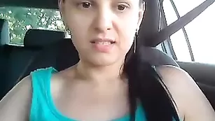 Нежная телочка loverhia дрочит пизду в машине