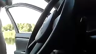 Нежная телочка loverhia дрочит пизду в машине