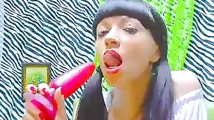 Сексуальная школьница AhhLorena разрабатывает задницу