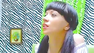 Сексуальная школьница AhhLorena разрабатывает задницу