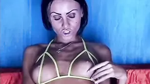 Худенькая курва annilove шикарно трахает очко