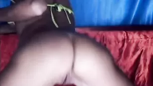 Худенькая курва annilove шикарно трахает очко
