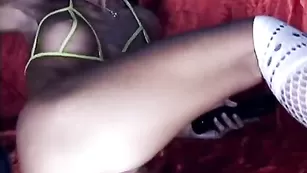 Худенькая курва annilove шикарно трахает очко