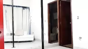 Пышногрудая модель танцует стриптиз