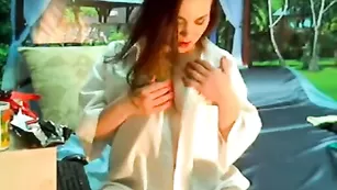 Красивая девчонка attesa мастурбирует половые губки