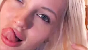 Симпатичная barbienasty соблазняет большой грудью