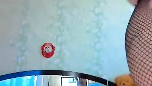 Похотливая нимфа luna не спешит раздеваться