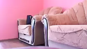 Черноволосая buncy оголяет большие сисечки