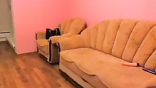 Черноволосая buncy оголяет большие сисечки