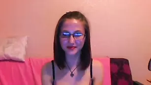 Очкастая сучка cerry куражится с секс игрушкой