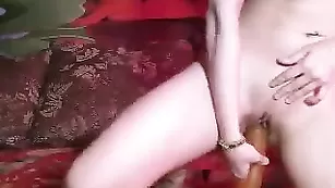 Пышногрудая телка SexNika сосет дилдо