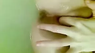 Путана в ванной мастурбирует бритую киску