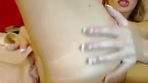 Грудастая чертовка дрючит очко самотыком Alinn1