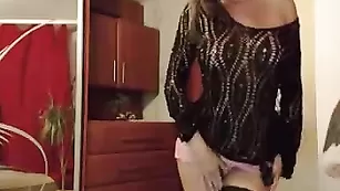 Русская путана Алина долбит анал самотыком