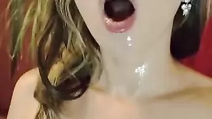 Русская путана Алина долбит анал самотыком