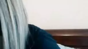 Молодая шалава показывает большие дойки