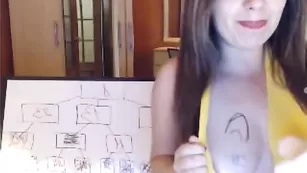 Шлюха SonyaKiss разрисовывает сиськи