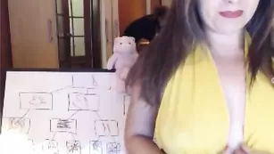 Шлюха SonyaKiss разрисовывает сиськи