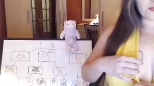 Шлюха SonyaKiss разрисовывает сиськи