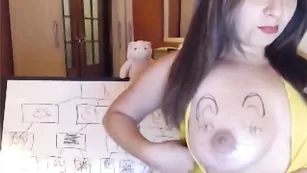 Шлюха SonyaKiss разрисовывает сиськи