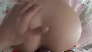 Молодая шалава отсасывает хуй и трахается