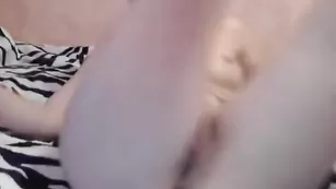 Нимфа с большой жопой daissy вставляет палец в зад