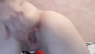 Нимфа с большой жопой daissy вставляет палец в зад