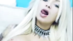 Сисястая потаскушка DearMyself трахает пизду фаллосом