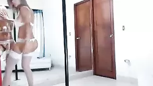 Сучка с большой задницей раздевается у шеста