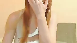 Очкастая пассия MissLove000 нежно теребит киску