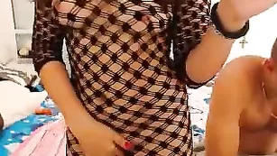 Грудастая самка в сетке трахается в пизду