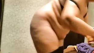 МИЛФ толстушка трахает пизду фаллосом