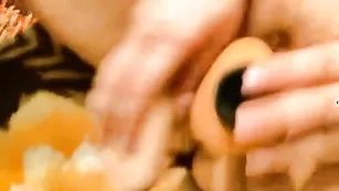 МИЛФ толстушка трахает пизду фаллосом